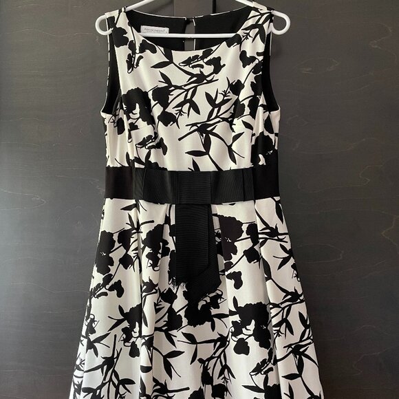 Sleeveless black & white dress (below the knee) - Picture 1 of 11